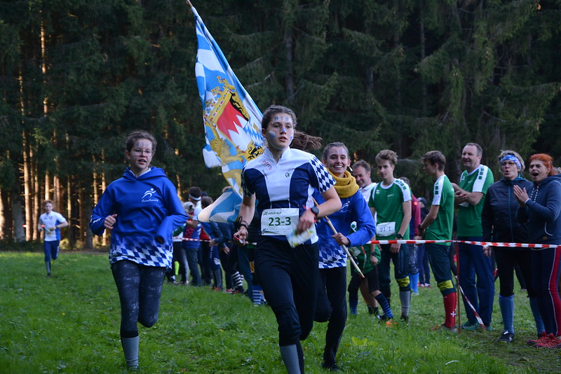 Zieleinlauf der D-14 Siegerstaffel aus Bayern (mit Lena Baath)